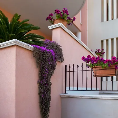 La Casetta Di Chiara Bed & Breakfast 4*